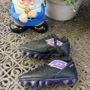 Lotto Storm Girl’s Purple and Black Soccer Cleats Soccer shoes Size 10
